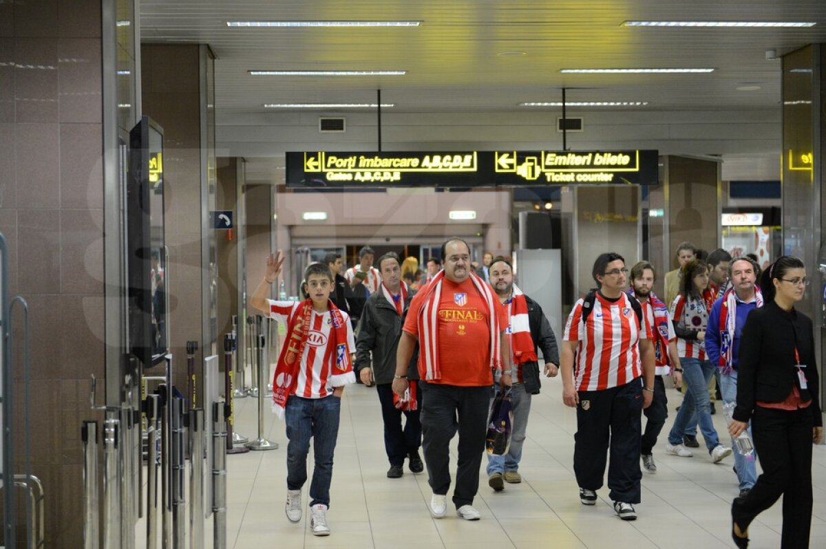 FOTO/Haos la plecare: ”Imaginea României e a unei ţări de lumea a treia”. Şefii aeroportului se apără: ”Fanii au venit prea devreme”