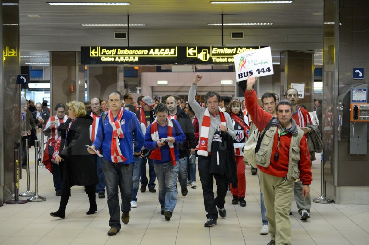 FOTO/Haos la plecare: ”Imaginea României e a unei ţări de lumea a treia”. Şefii aeroportului se apără: ”Fanii au venit prea devreme”
