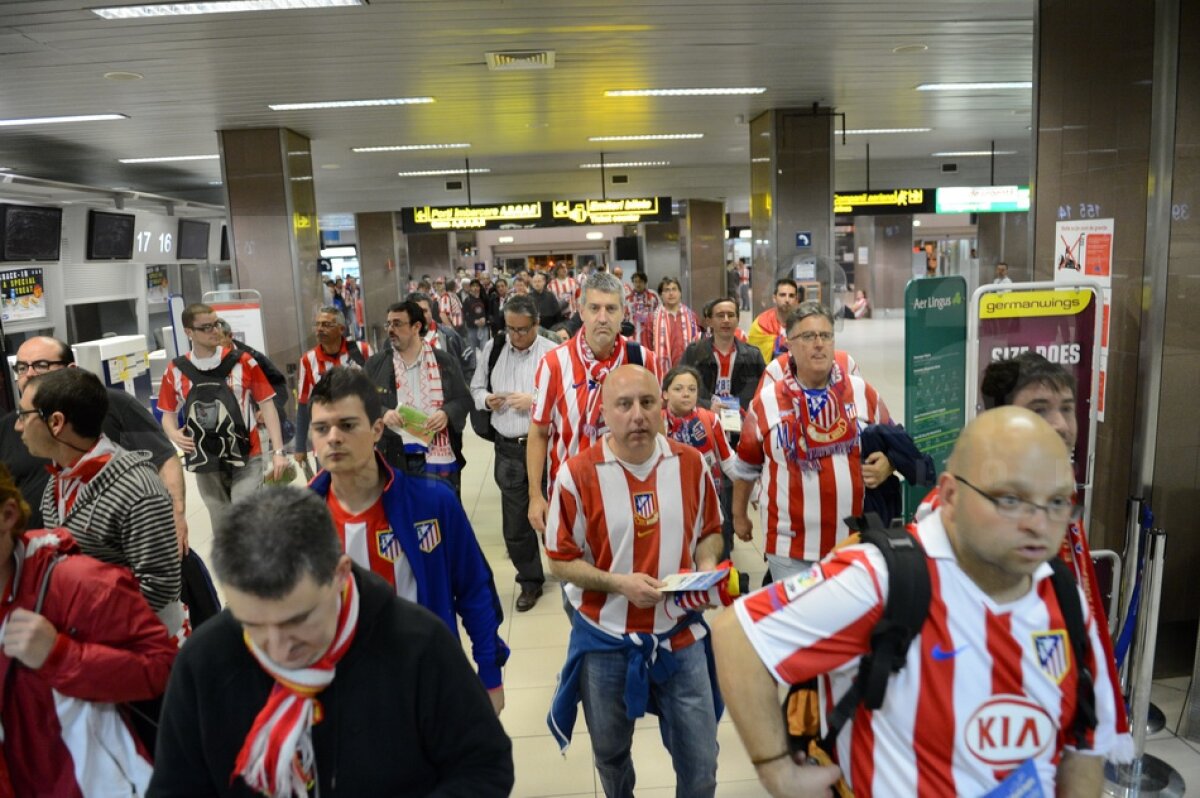 FOTO/Haos la plecare: ”Imaginea României e a unei ţări de lumea a treia”. Şefii aeroportului se apără: ”Fanii au venit prea devreme”
