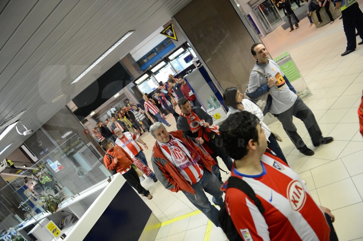 FOTO/Haos la plecare: ”Imaginea României e a unei ţări de lumea a treia”. Şefii aeroportului se apără: ”Fanii au venit prea devreme”