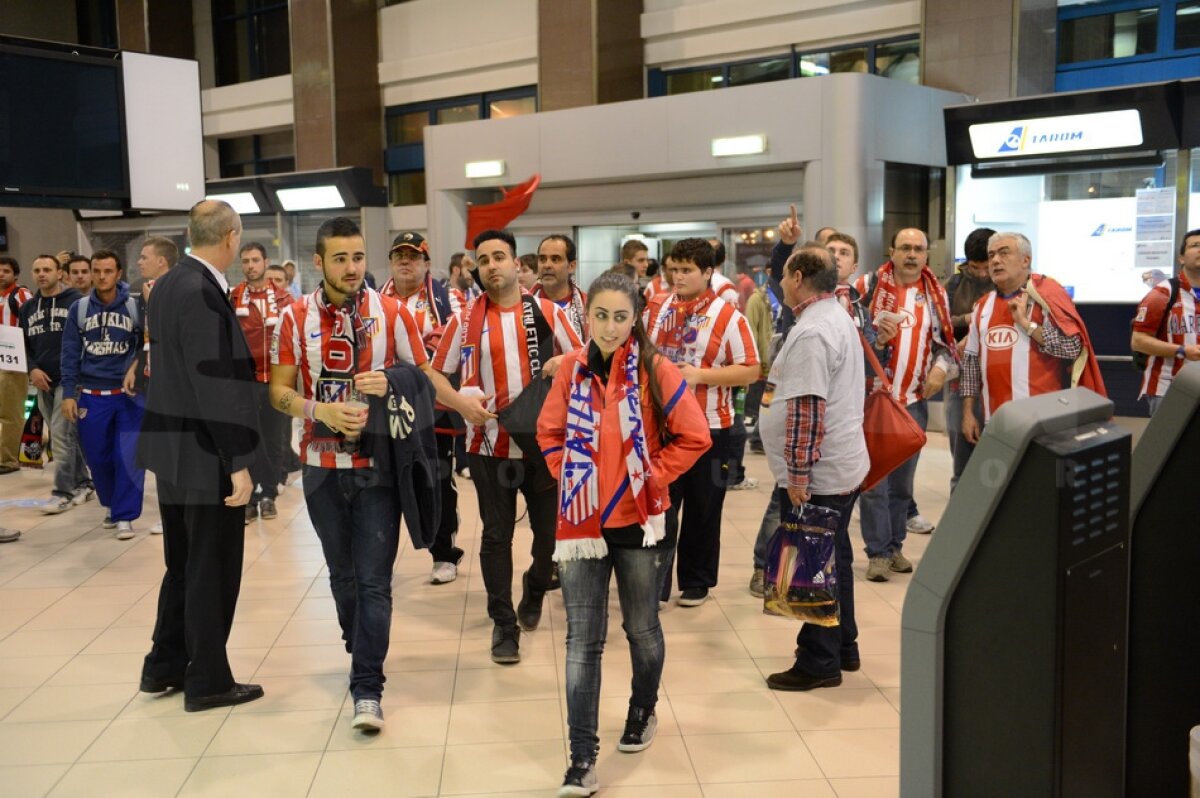 FOTO/Haos la plecare: ”Imaginea României e a unei ţări de lumea a treia”. Şefii aeroportului se apără: ”Fanii au venit prea devreme”