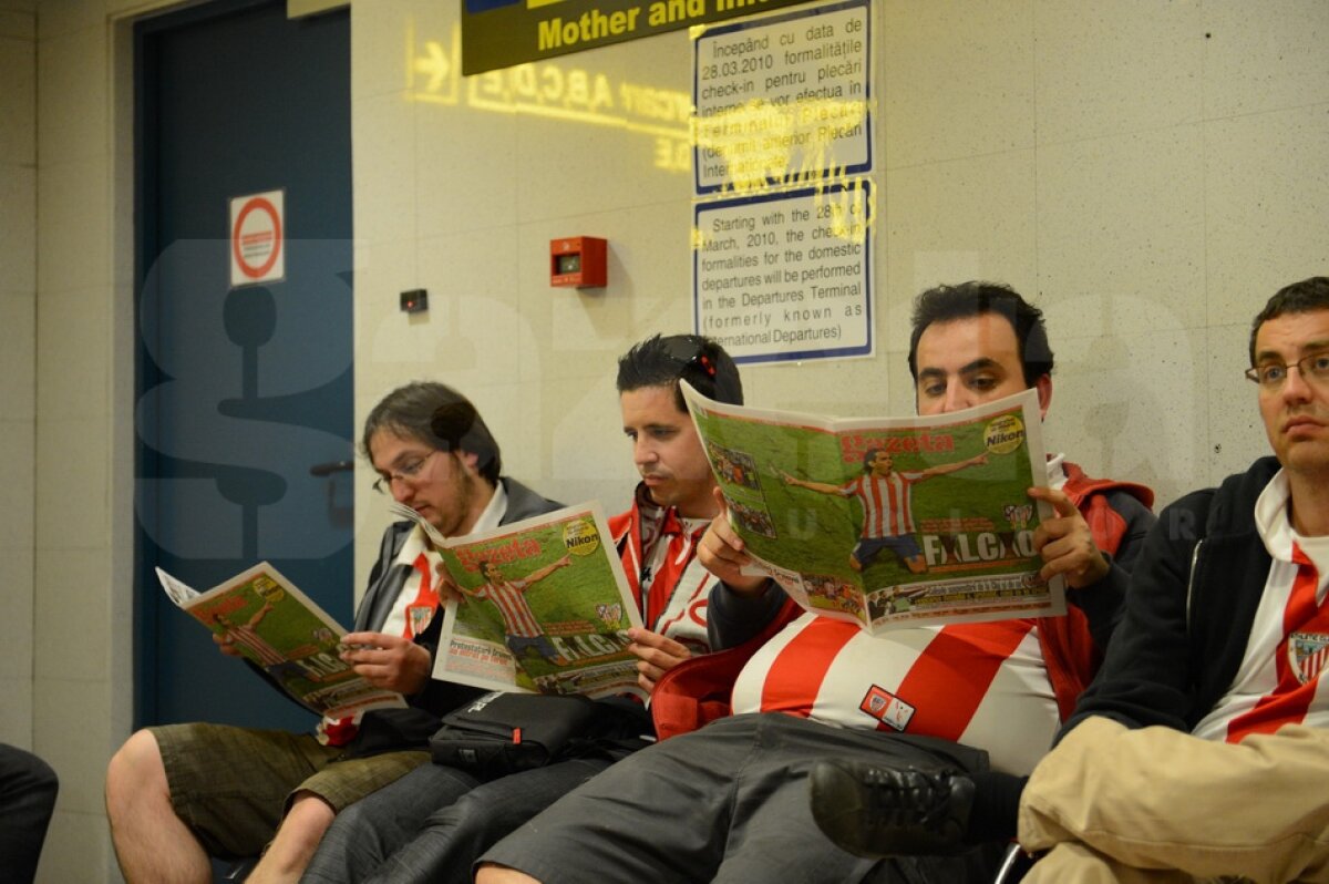 FOTO/Haos la plecare: ”Imaginea României e a unei ţări de lumea a treia”. Şefii aeroportului se apără: ”Fanii au venit prea devreme”