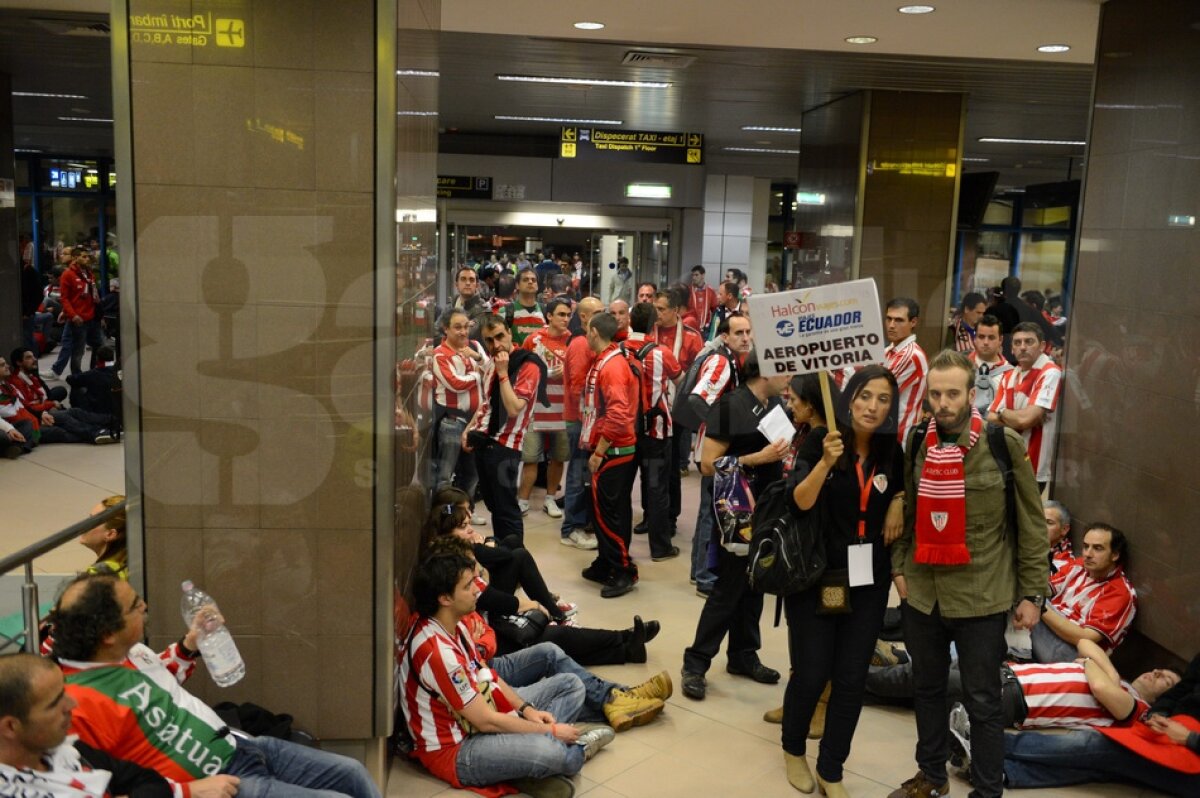 FOTO/Haos la plecare: ”Imaginea României e a unei ţări de lumea a treia”. Şefii aeroportului se apără: ”Fanii au venit prea devreme”