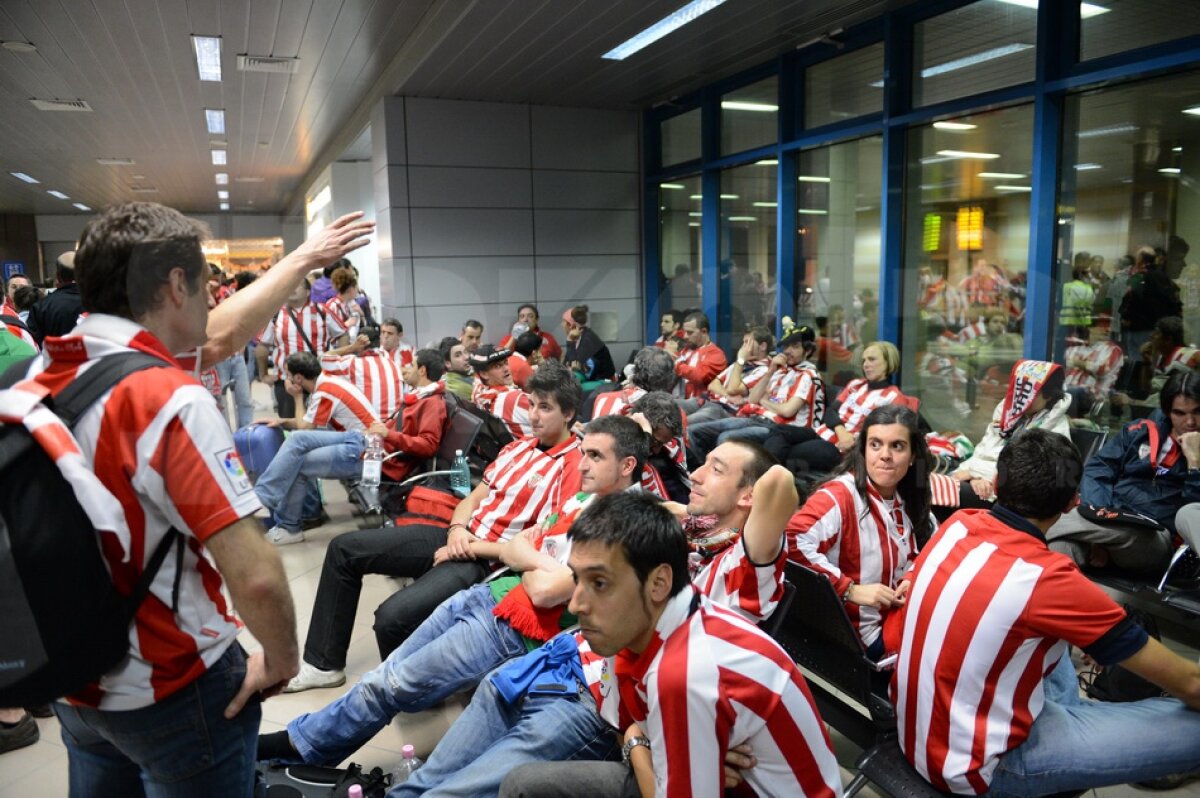 FOTO/Haos la plecare: ”Imaginea României e a unei ţări de lumea a treia”. Şefii aeroportului se apără: ”Fanii au venit prea devreme”