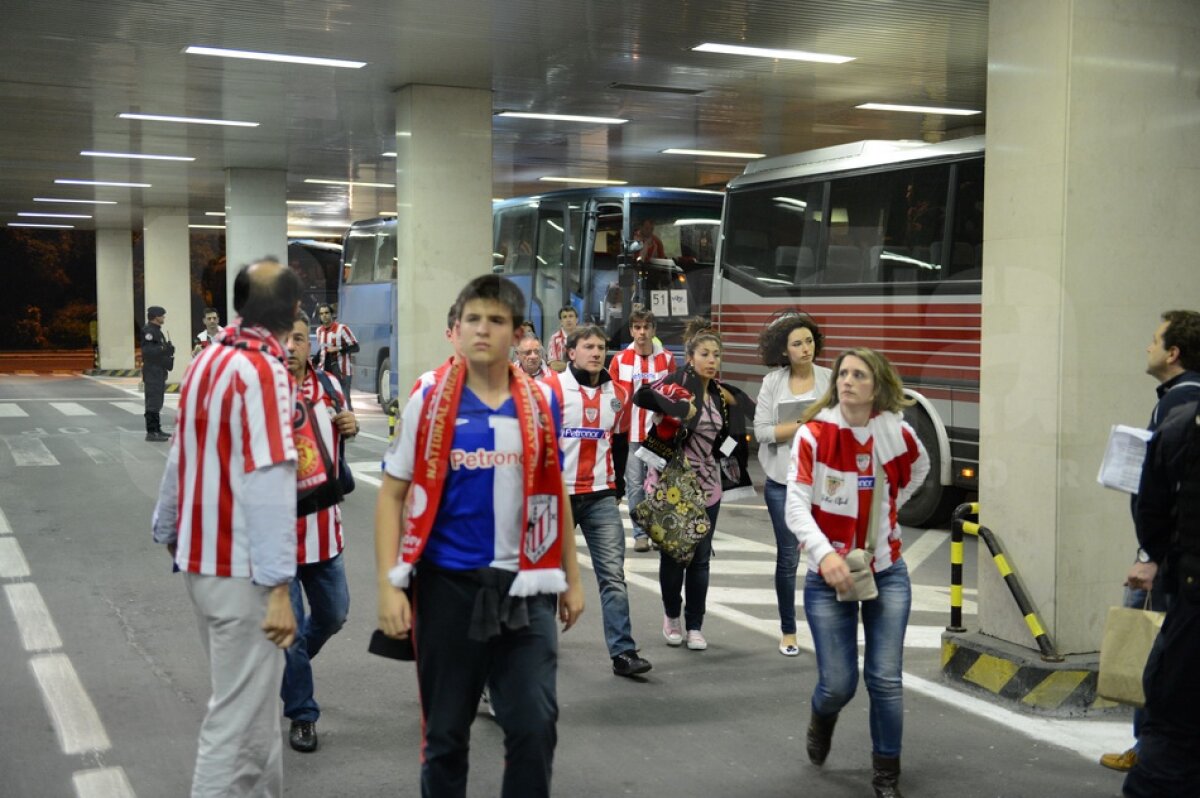 FOTO/Haos la plecare: ”Imaginea României e a unei ţări de lumea a treia”. Şefii aeroportului se apără: ”Fanii au venit prea devreme”