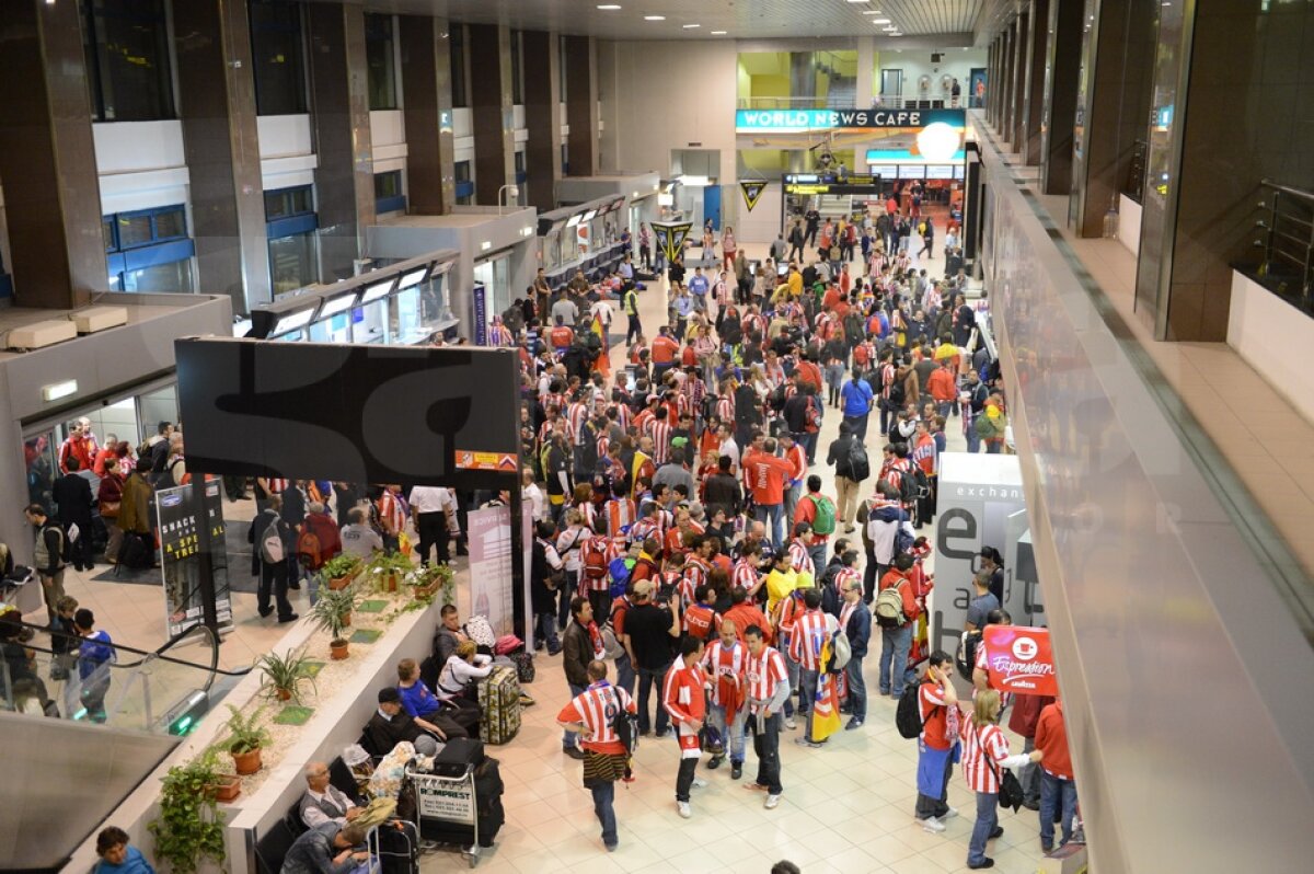 FOTO/Haos la plecare: ”Imaginea României e a unei ţări de lumea a treia”. Şefii aeroportului se apără: ”Fanii au venit prea devreme”