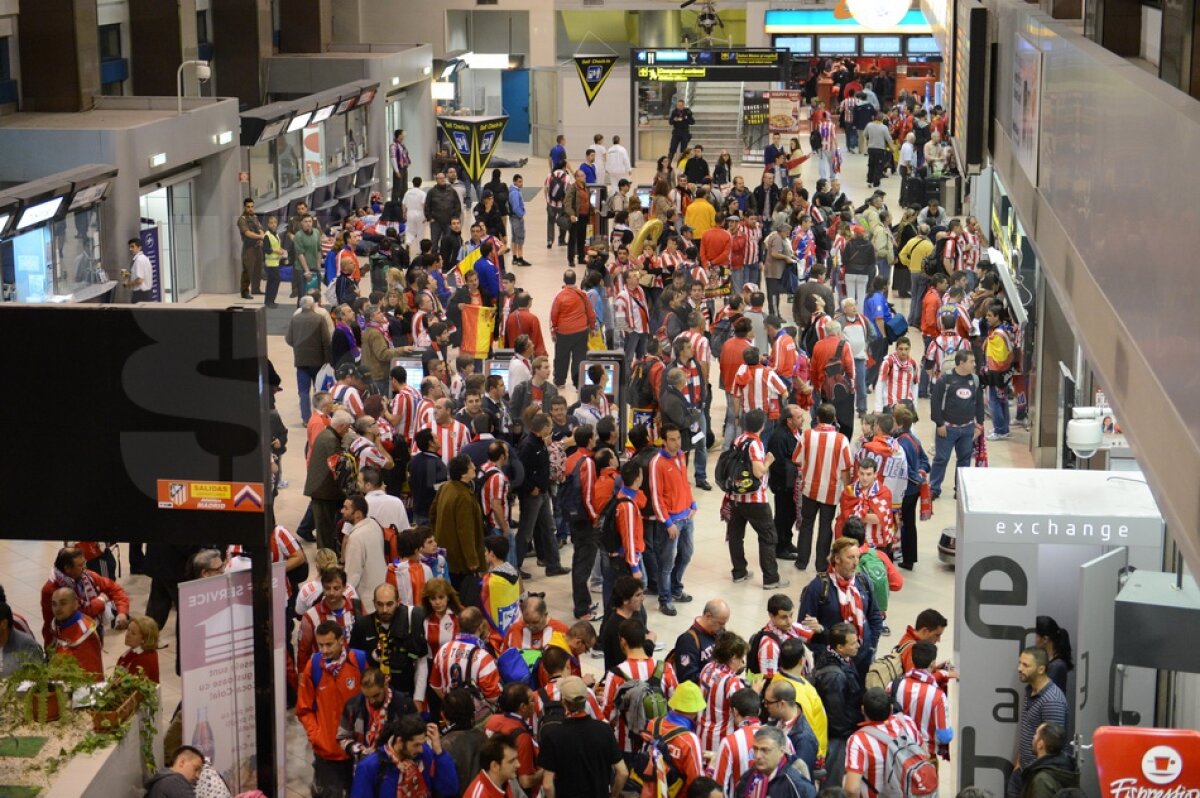 FOTO/Haos la plecare: ”Imaginea României e a unei ţări de lumea a treia”. Şefii aeroportului se apără: ”Fanii au venit prea devreme”