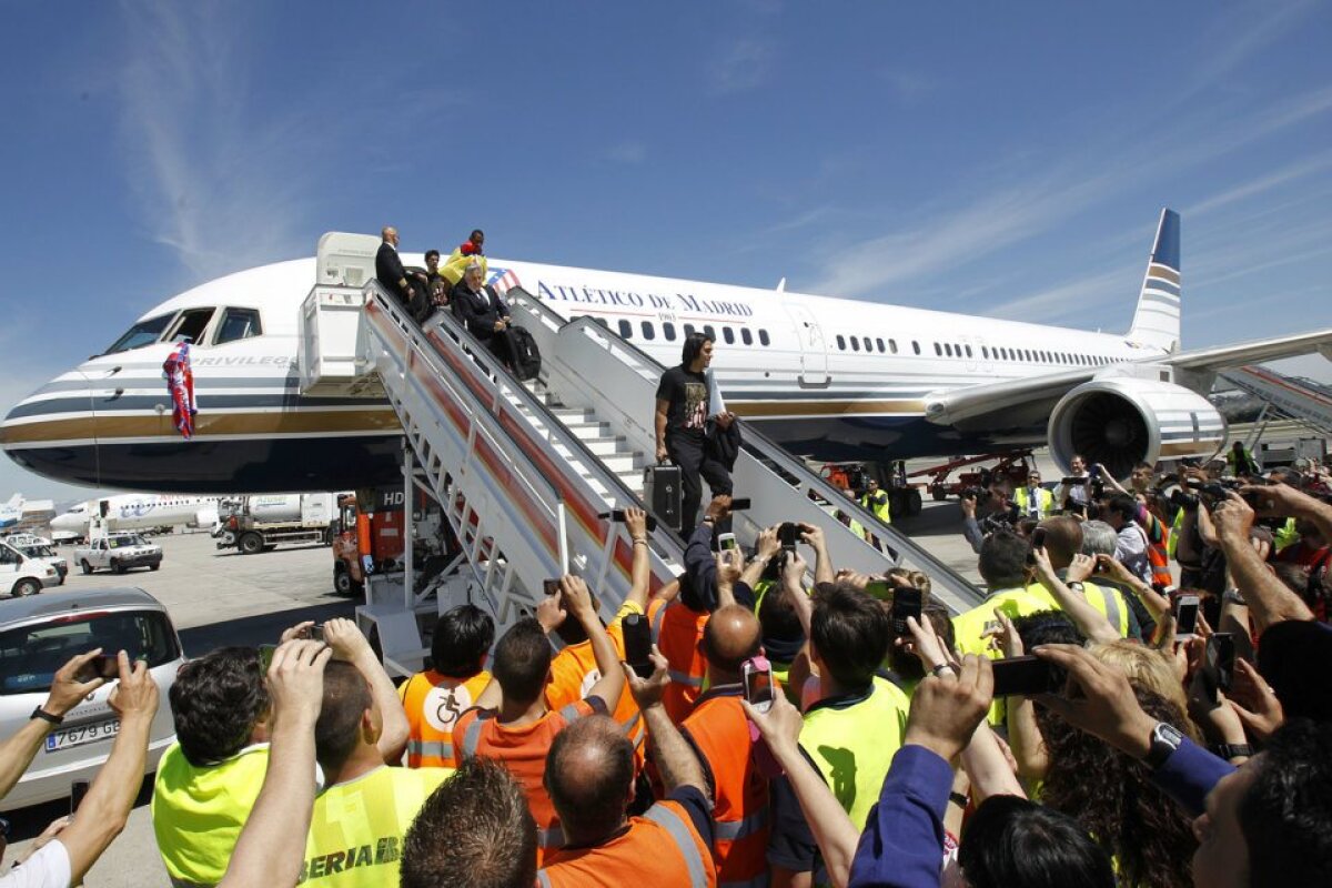 FOTO » Petrecere la Madrid » Jucătorii de la Atletico au prezentat trofeul EL în capitala Spaniei