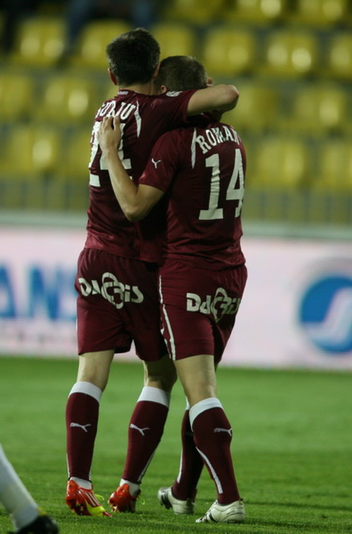 FOTO&VIDEO Coşmar la indigo » Rapidul a terminat la egalitate cu Mediaş(2-2) şi şi-a luat adio de la titlu