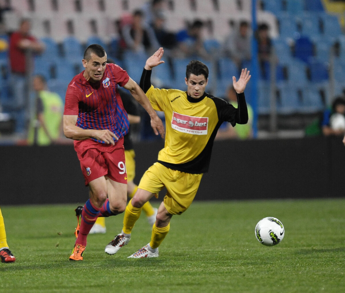 Martinovici menţine Steaua în cursa pentru titlu. Roş-albaştrii s-au apropiat la două puncte de liderul CFR după 1-0 cu Ceahlăul