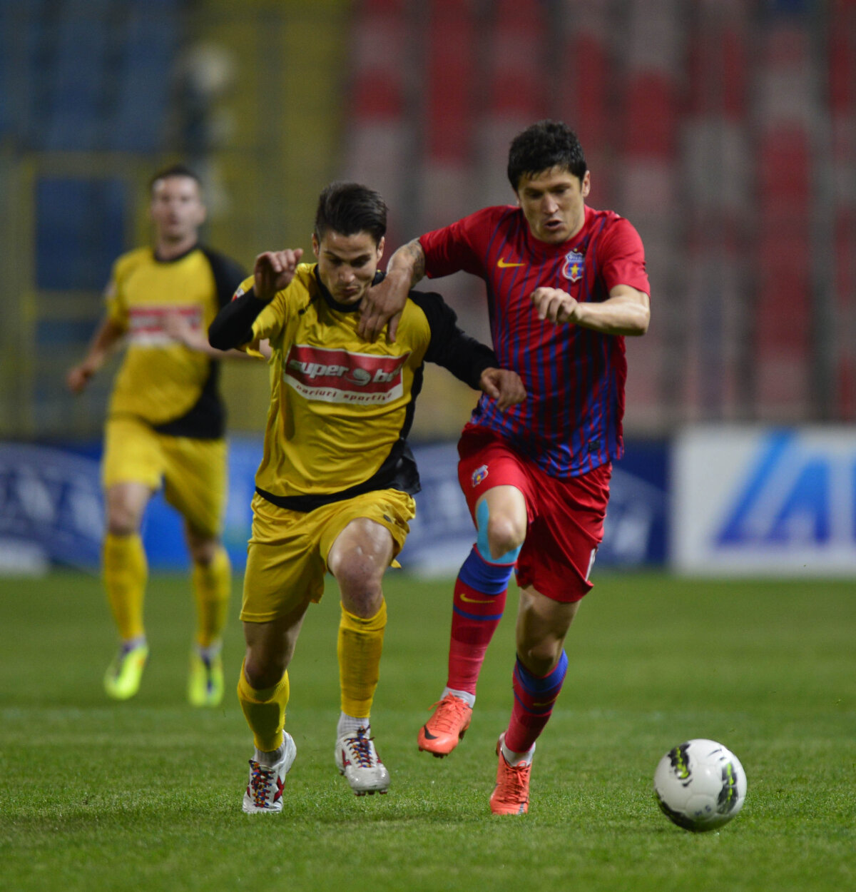 Martinovici menţine Steaua în cursa pentru titlu. Roş-albaştrii s-au apropiat la două puncte de liderul CFR după 1-0 cu Ceahlăul