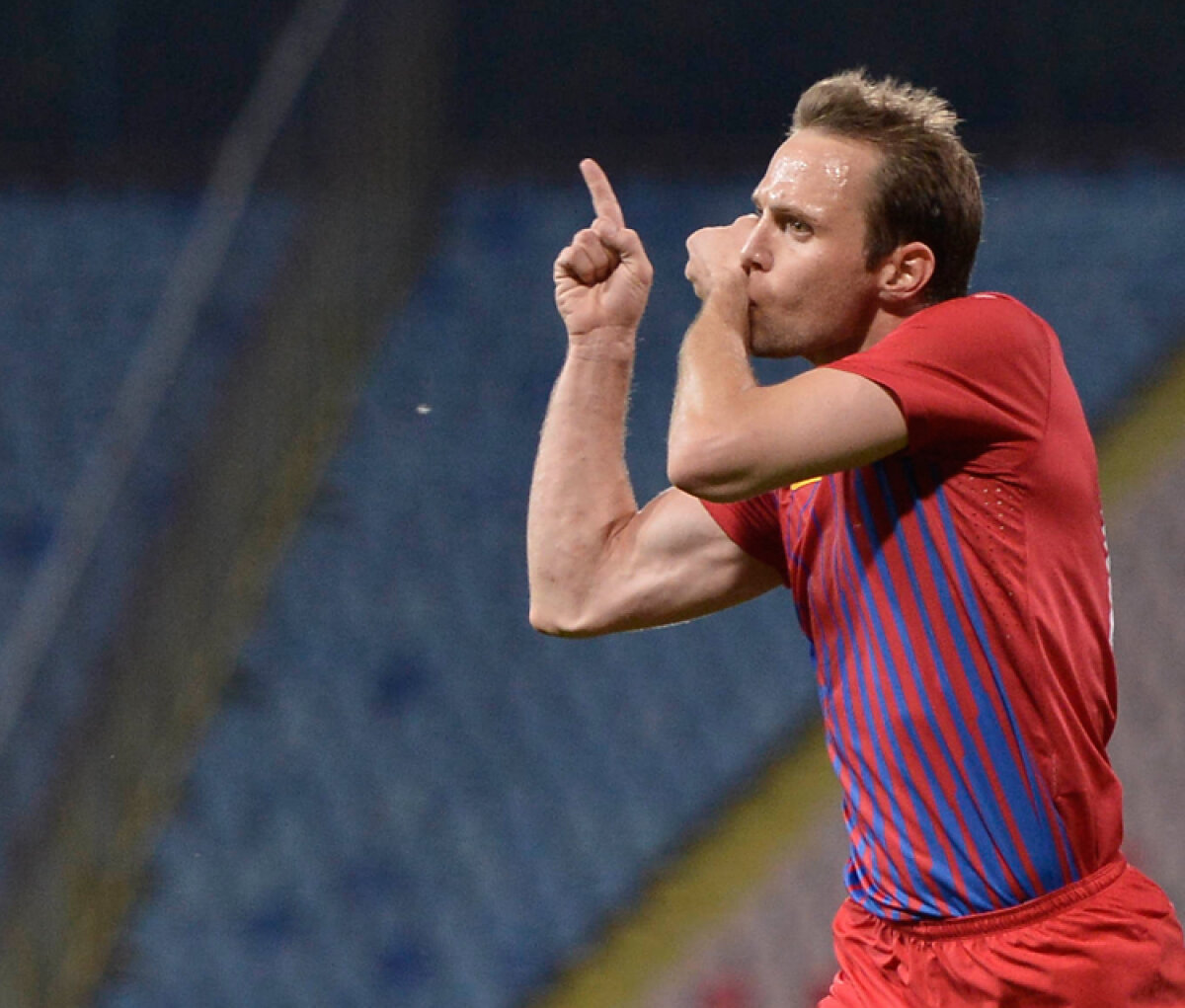 Martinovici menţine Steaua în cursa pentru titlu. Roş-albaştrii s-au apropiat la două puncte de liderul CFR după 1-0 cu Ceahlăul