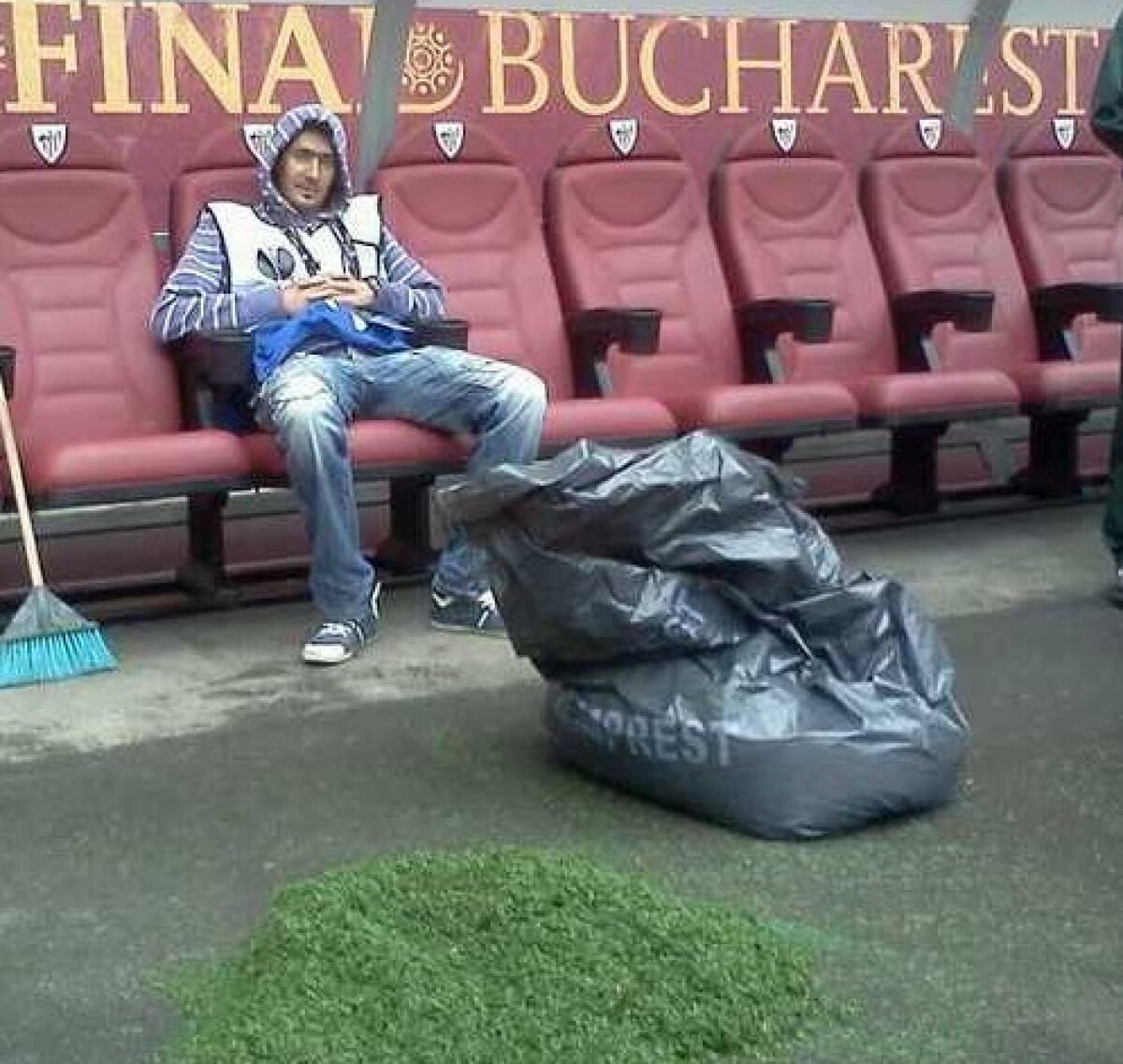 Românii vînd gazon de la finala Europa League cu 1 dolar pe ebay!