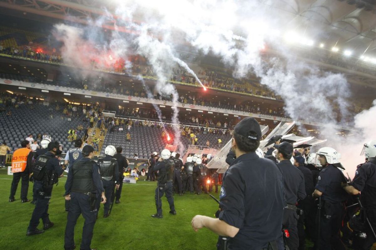 VIDEO Război la Istanbul » Încăierări cu poliţia, petarde, suporteri sufocaţi de "lacrimogene", răniţi!