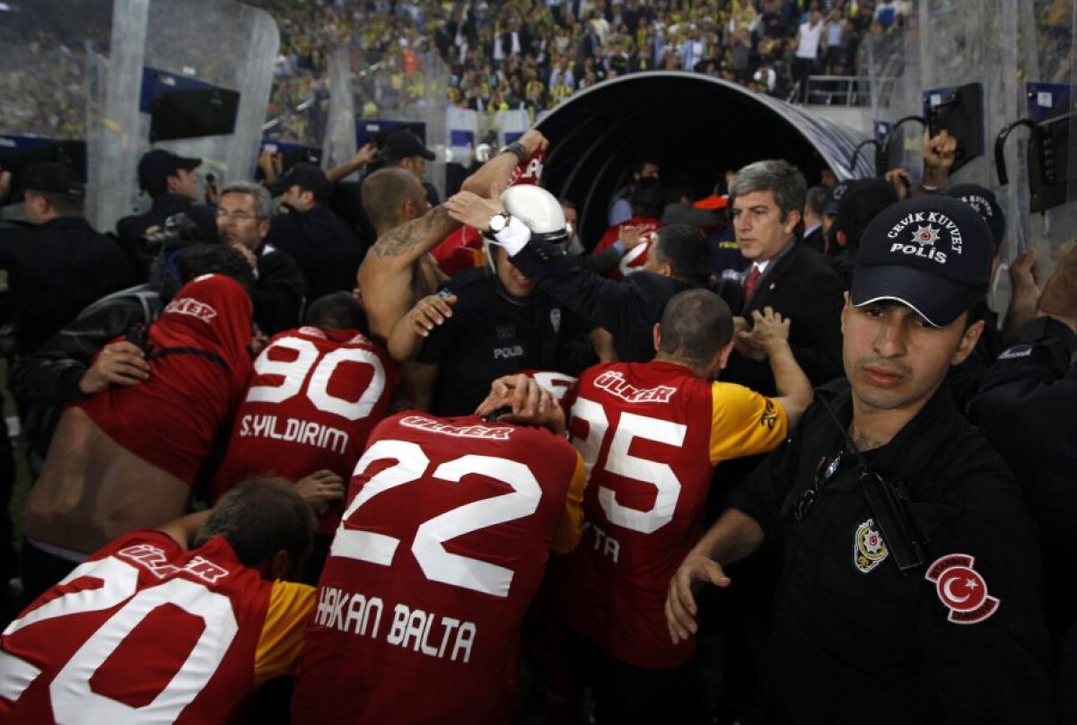 VIDEO Război la Istanbul » Încăierări cu poliţia, petarde, suporteri sufocaţi de "lacrimogene", răniţi!