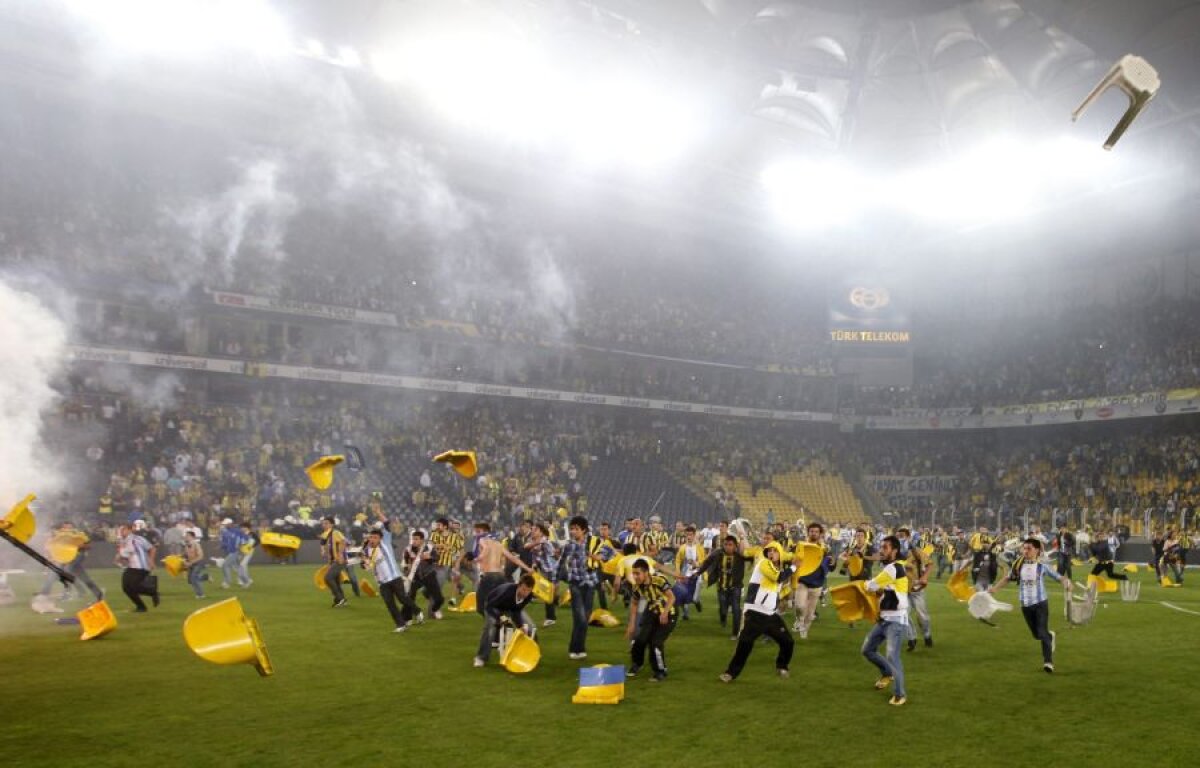 VIDEO Război la Istanbul » Încăierări cu poliţia, petarde, suporteri sufocaţi de "lacrimogene", răniţi!