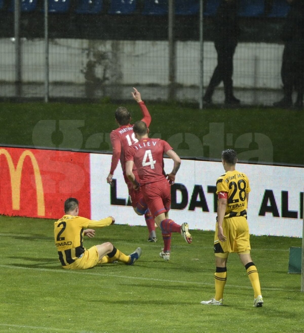 VIDEO&FOTO FC Braşov - Steaua 1-2 » Roş-albaştrii continuă cursa spre titlu