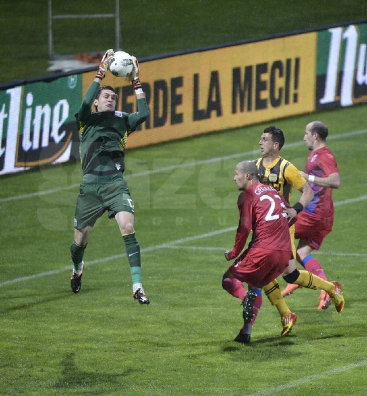 VIDEO&FOTO FC Braşov - Steaua 1-2 » Roş-albaştrii continuă cursa spre titlu