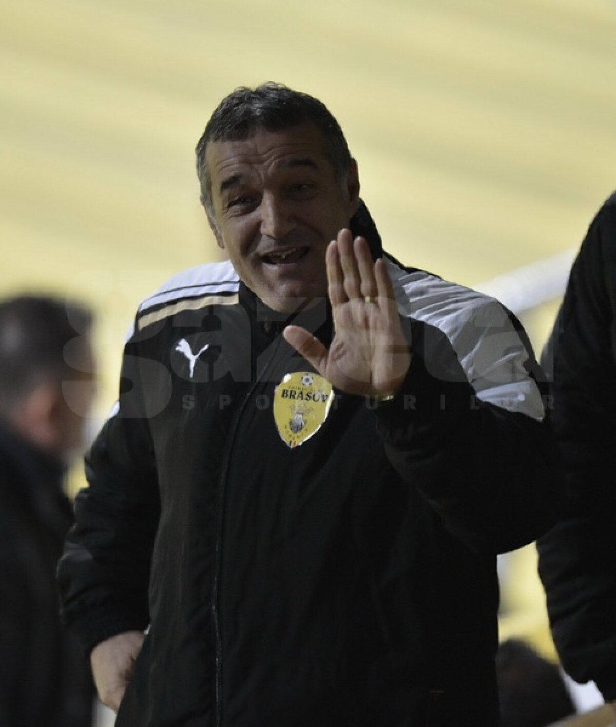 FOTO Gigi Becali a trădat Steaua :D A urmărit meciul de la Braşov în echipamentul gazdelor