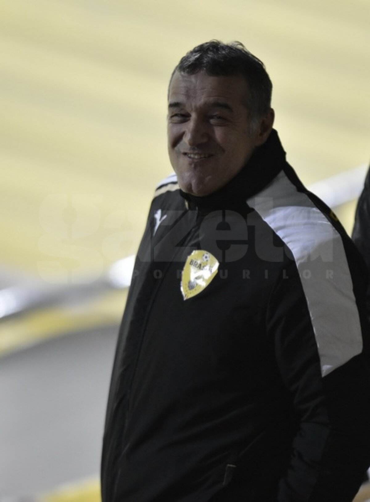 FOTO Gigi Becali a trădat Steaua :D A urmărit meciul de la Braşov în echipamentul gazdelor