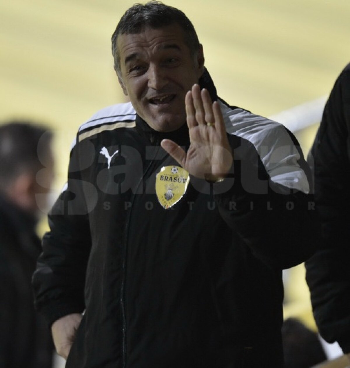 FOTO Gigi Becali a trădat Steaua :D A urmărit meciul de la Braşov în echipamentul gazdelor