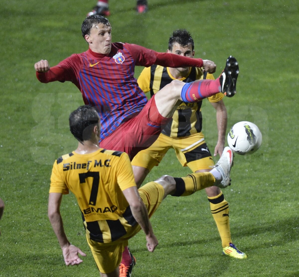 VIDEO&FOTO FC Braşov - Steaua 1-2 » Roş-albaştrii continuă cursa spre titlu