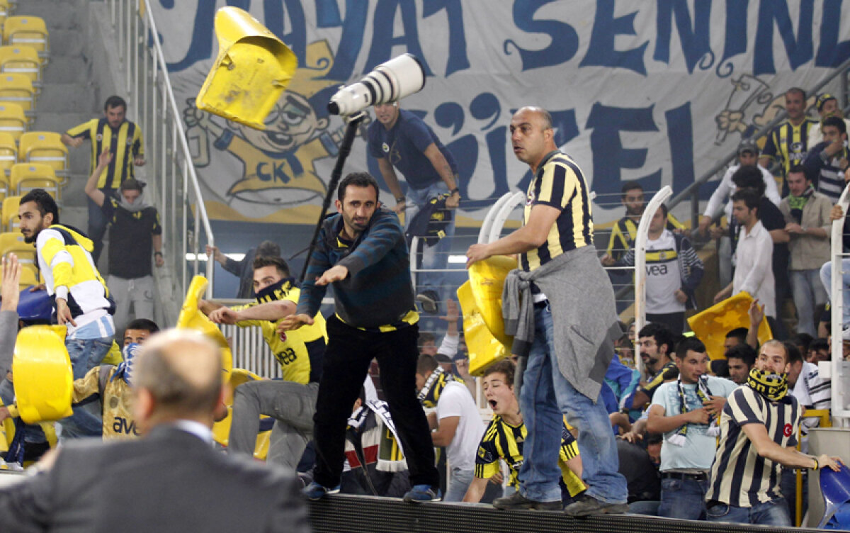 Campioana întunericului » Un om a murit după ce Galata a luat titlul într-un derby devastat de incidente