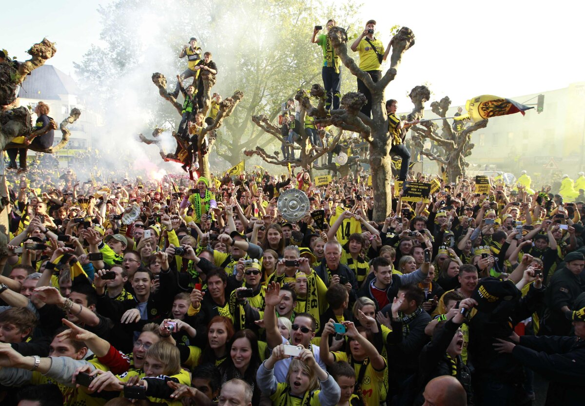 FOTO Dortmund sărbătorită de peste 300.000 de suporteri :D