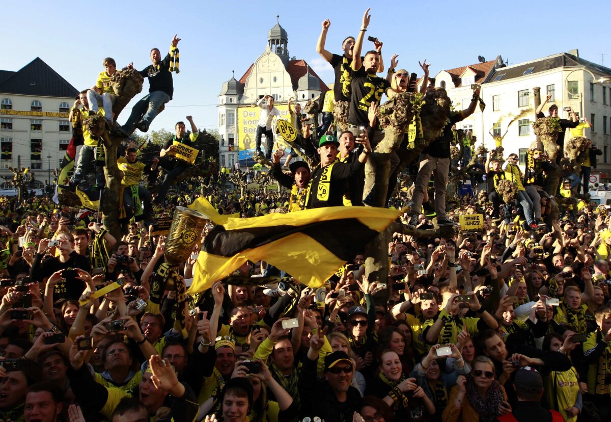 FOTO Dortmund sărbătorită de peste 300.000 de suporteri :D