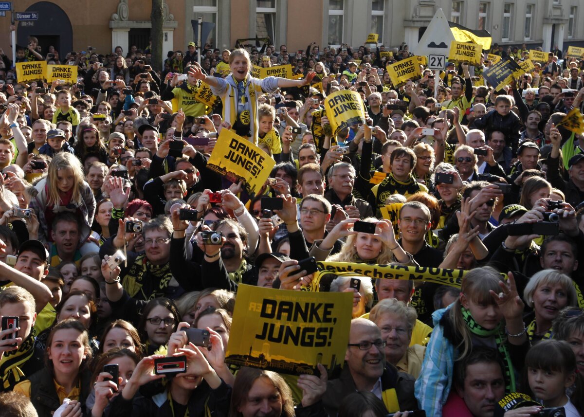 FOTO Dortmund sărbătorită de peste 300.000 de suporteri :D