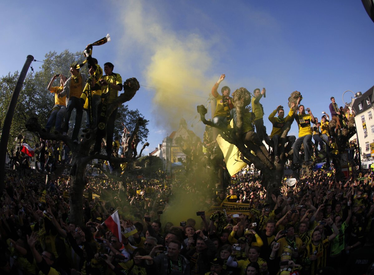 FOTO Dortmund sărbătorită de peste 300.000 de suporteri :D