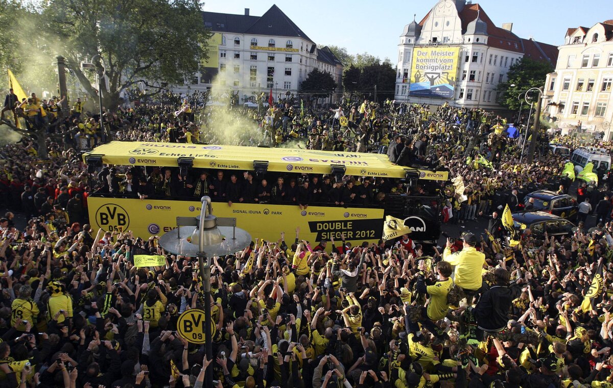 FOTO Dortmund sărbătorită de peste 300.000 de suporteri :D