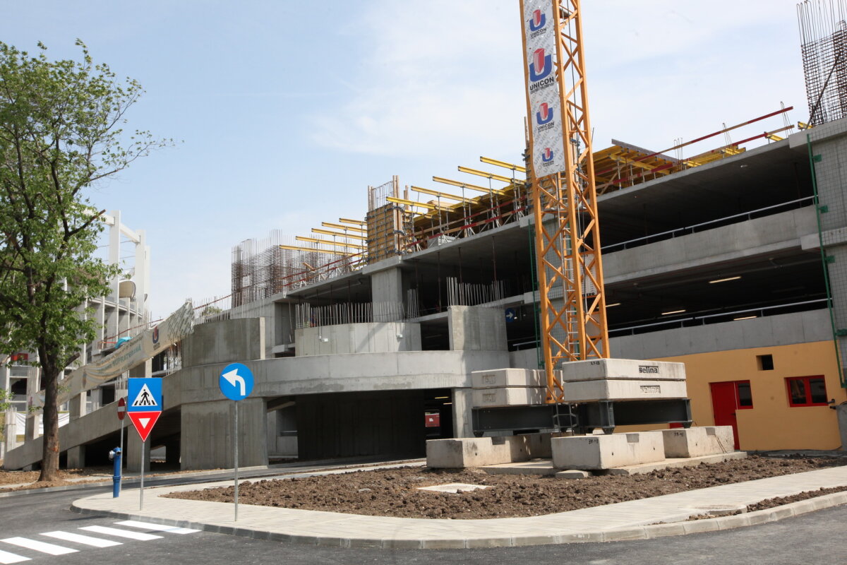 FOTO Parcarea de lîngă Naţional Arena e aproape gata! Pe terasa acesteia se poate juca fotbal, baschet şi tenis