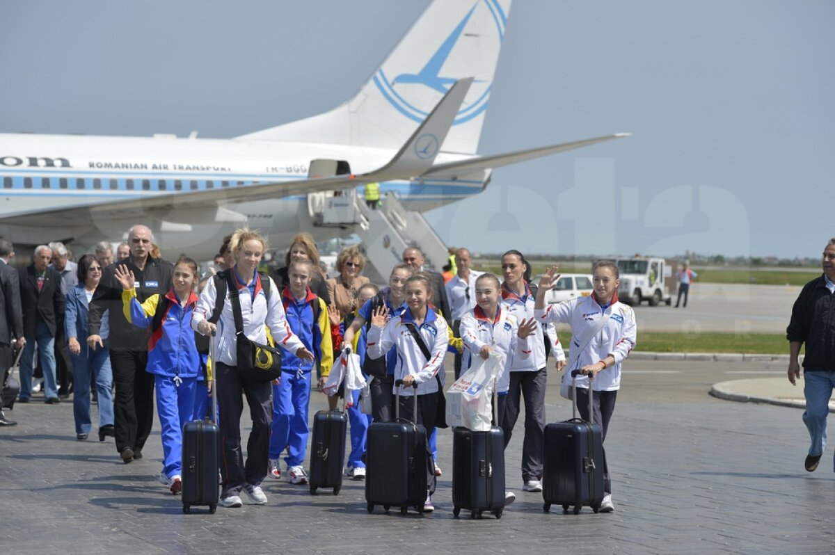 FOTO & VIDEO Cu patru medalii de aur şi două de argint, gimnastele au revenit astăzi la Bucureşti