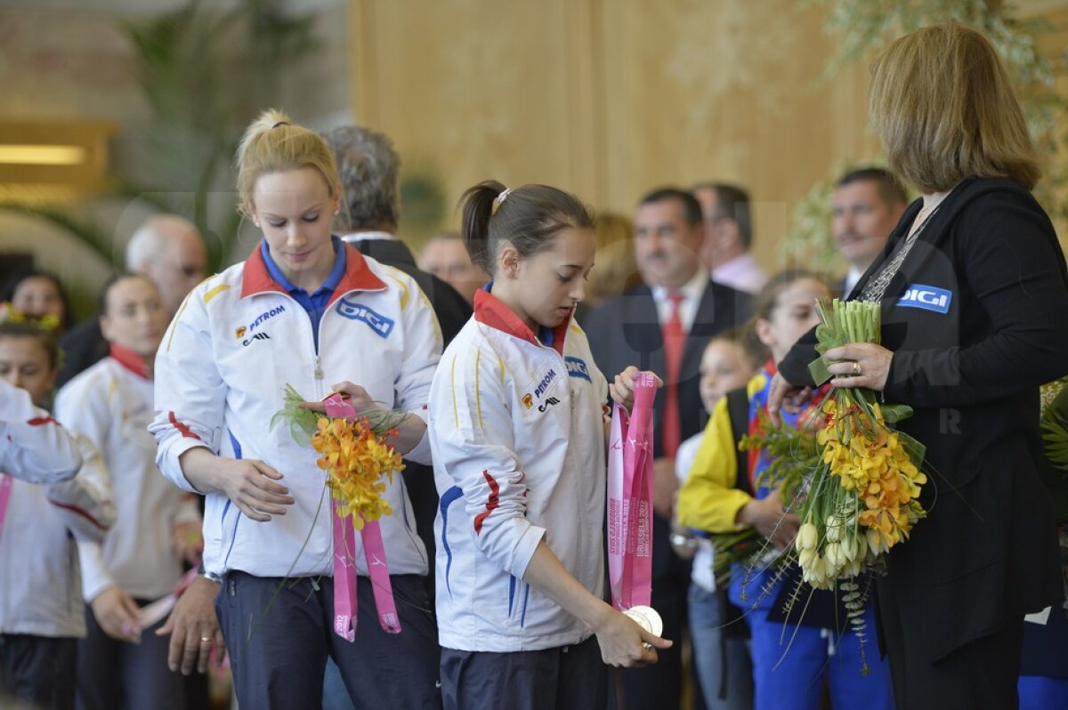 FOTO & VIDEO Cu patru medalii de aur şi două de argint, gimnastele au revenit astăzi la Bucureşti