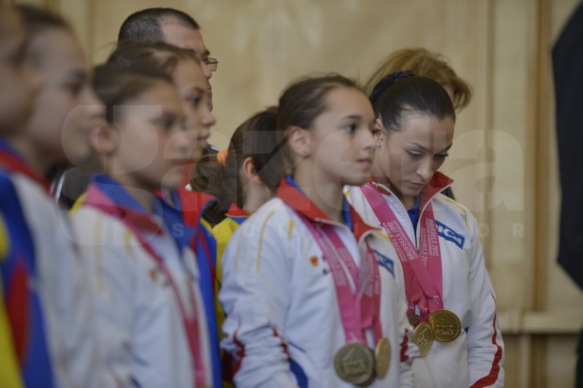 FOTO & VIDEO Cu patru medalii de aur şi două de argint, gimnastele au revenit astăzi la Bucureşti