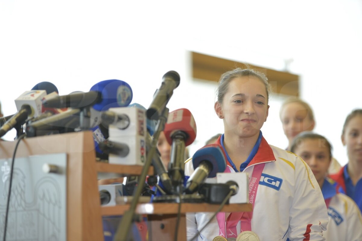 FOTO & VIDEO Cu patru medalii de aur şi două de argint, gimnastele au revenit astăzi la Bucureşti