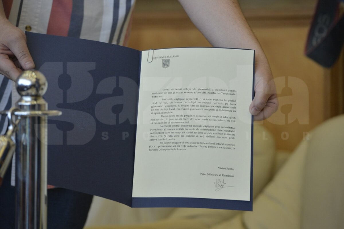 FOTO & VIDEO Cu patru medalii de aur şi două de argint, gimnastele au revenit astăzi la Bucureşti