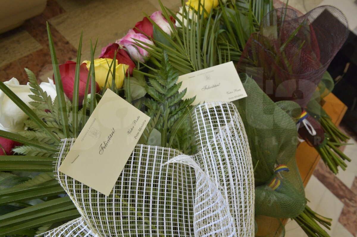 FOTO & VIDEO Cu patru medalii de aur şi două de argint, gimnastele au revenit astăzi la Bucureşti