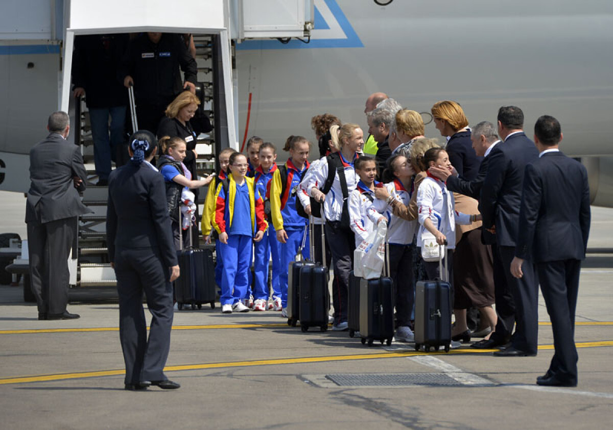 GALERIE FOTO Zîmbetele de acasă » Campioanele de la Bruxelles s-au întors în ţară