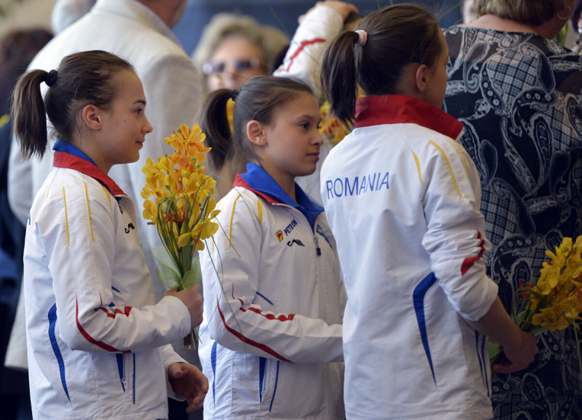 GALERIE FOTO Zîmbetele de acasă » Campioanele de la Bruxelles s-au întors în ţară