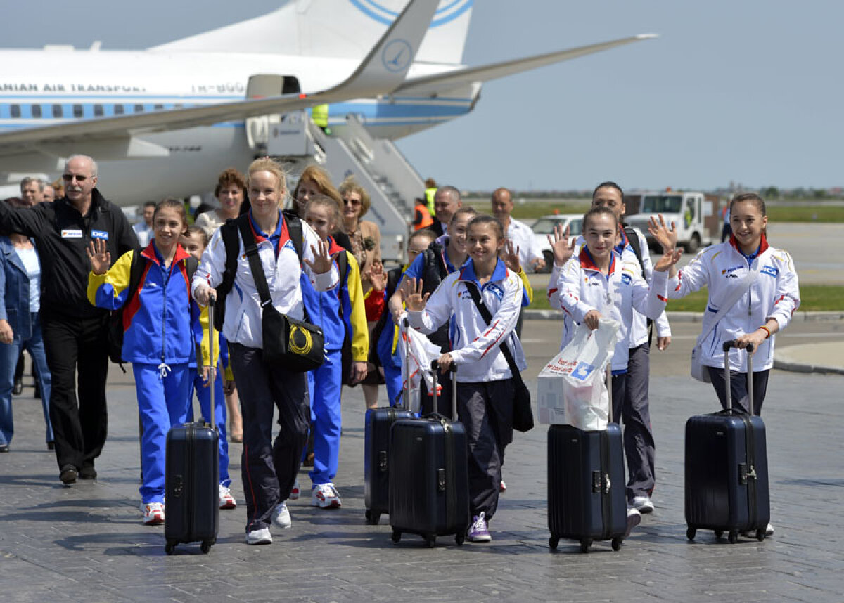 GALERIE FOTO Zîmbetele de acasă » Campioanele de la Bruxelles s-au întors în ţară
