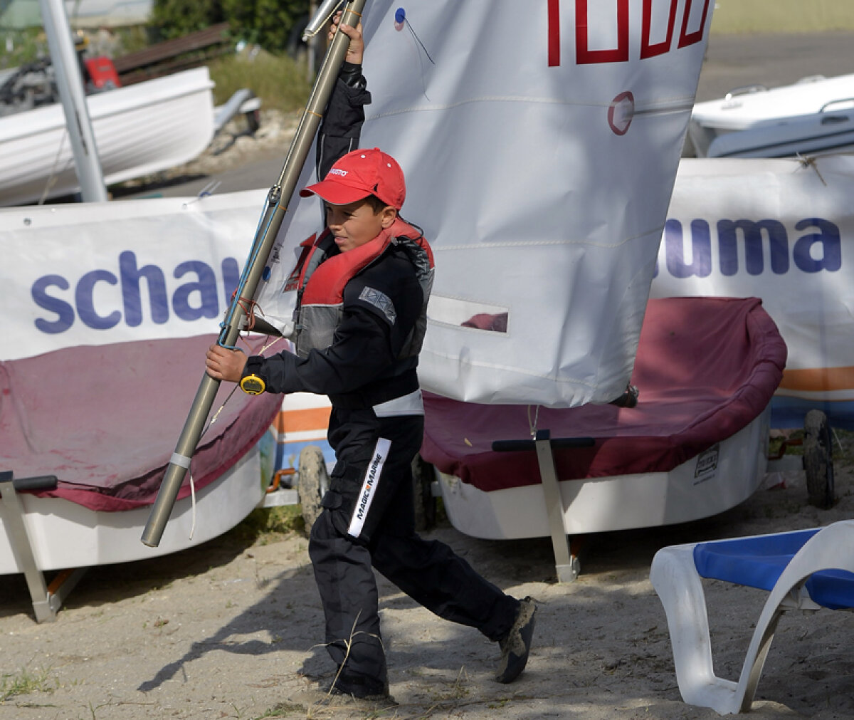 Lumile lor plutitoare » Doi tineri sportivi impresioneză în yachting