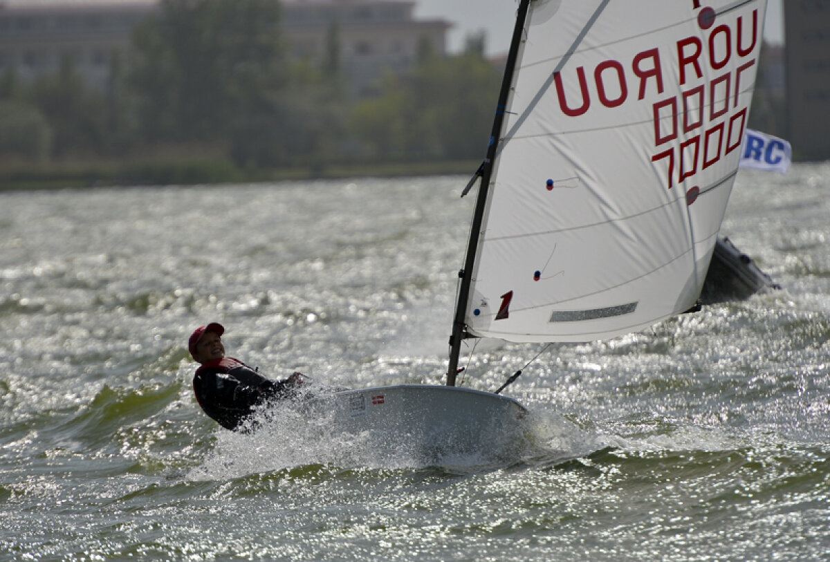 Lumile lor plutitoare » Doi tineri sportivi impresioneză în yachting