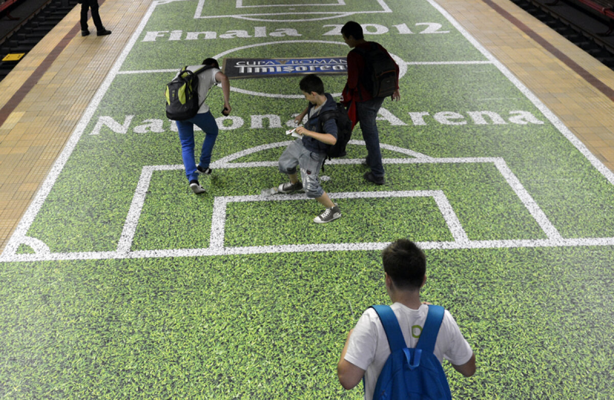 FOTO Finala Cupei se joacă şi în metrou » Super iniţiativă de promovare a ultimului act al Cupei României