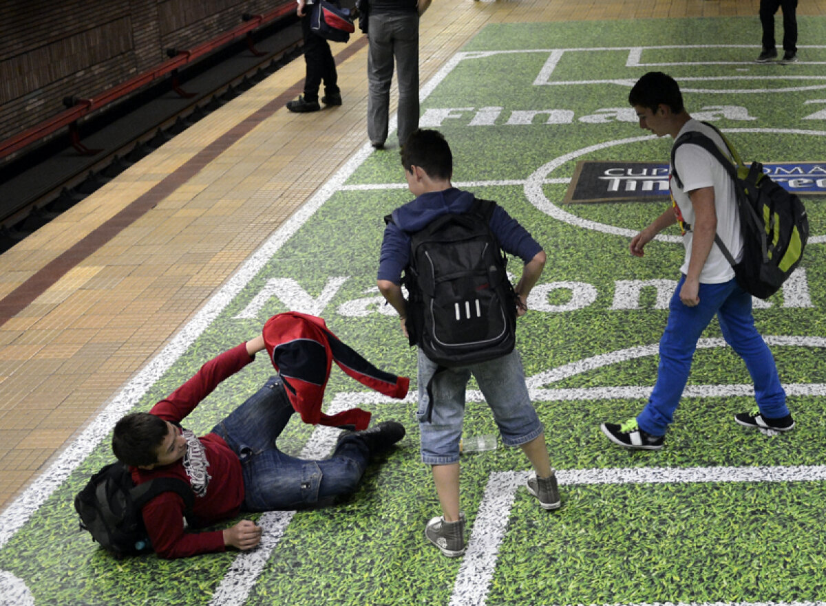 FOTO Finala Cupei se joacă şi în metrou » Super iniţiativă de promovare a ultimului act al Cupei României