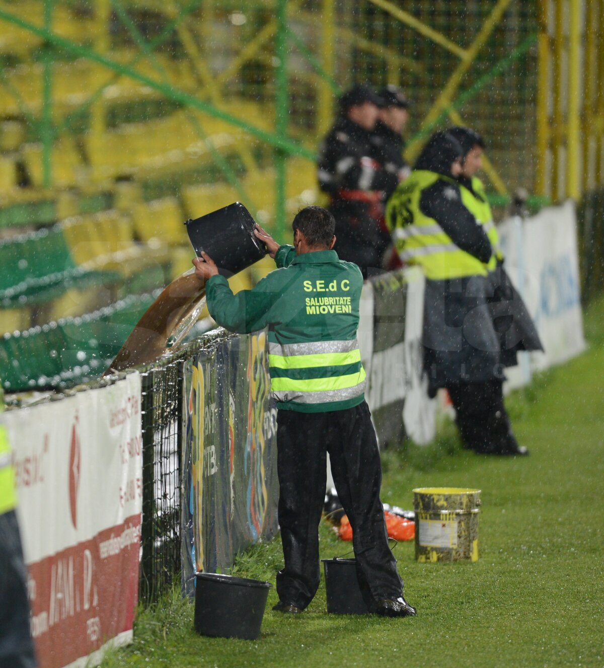 VIDEO&FOTO Înotînd spre titlu » CFR Cluj s-a impus cu 5-0 la Mioveni şi e la 3 puncte de trofeu