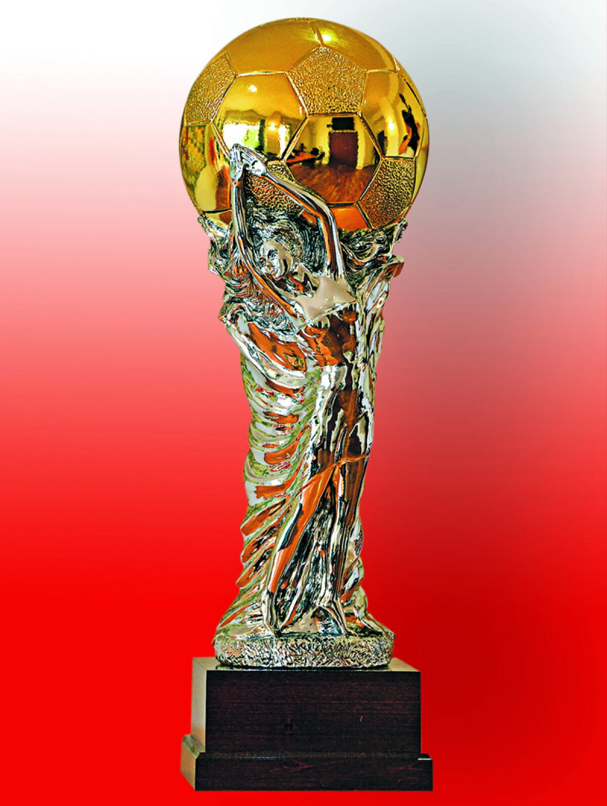 EXCLUSIV Gazeta vă prezintă în premieră cum va arăta trofeul Ligii 1 » O fată şi o minge poleită cu aur