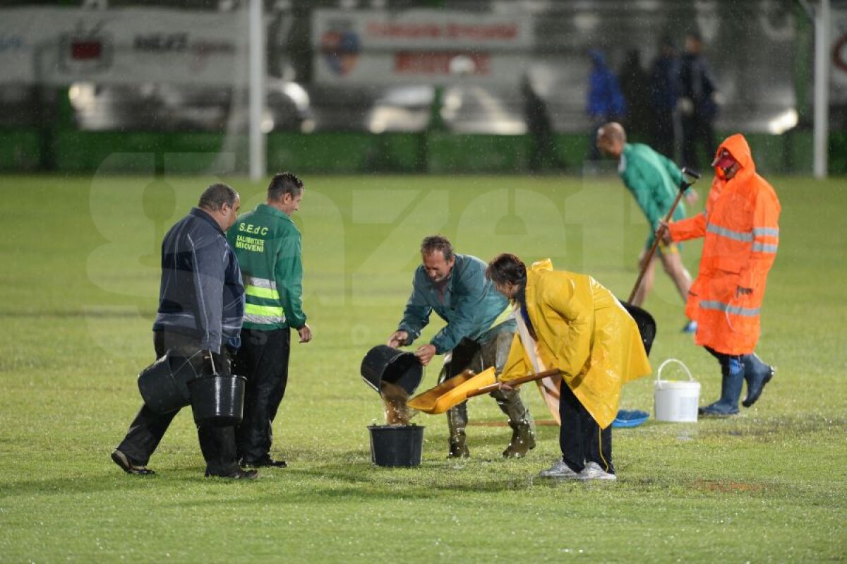 FOTO Înot către titlu » CFR a jucat la Mioveni pe un teren inundat