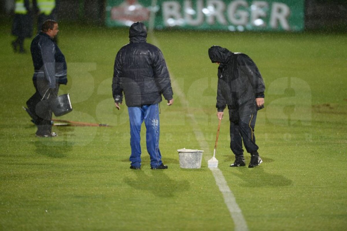 FOTO Înot către titlu » CFR a jucat la Mioveni pe un teren inundat